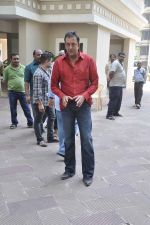 Sanjay dutt comes home on a 10 day health leave in Mumbai on 1st Oct 2013 (10).JPG